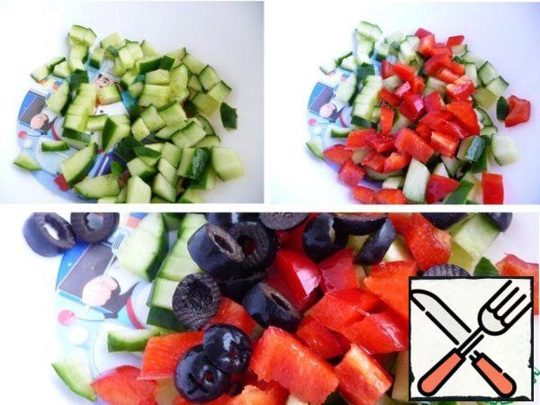 Cucumber wash, cut into small cubes.
Bulgarian pepper to clear of seeds, wash, cut into cubes.
Olives cut into rings.