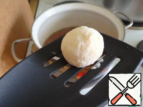 Preheat the vegetable oil.
Gently lower the balls with a slotted spoon so that they do not touch the bottom, they need to be stirred continuously.
