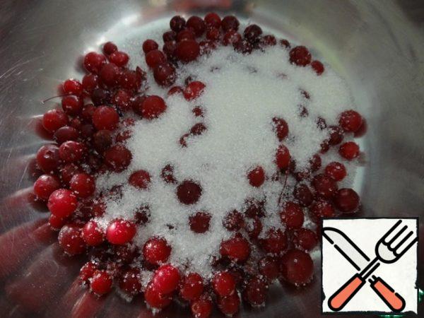Prepare cranberry sauce.
Pour the berries and sugar into a saucepan, heat it up so that the cranberries give juice.
