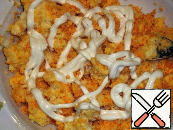 Add mayonnaise and salt, mix thoroughly.
