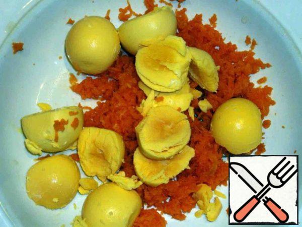 Peel and grate the carrots.
Boil the eggs hard, peel and cut in half along, get the yolks.
In a bowl, grind the yolks well, add the boiled carrot.