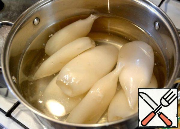 Boil the prepared squid in boiling water for 3-5 minutes.