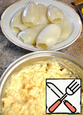 At this time, cut into small cubes of potatoes, pineapple, onion, black pepper, mayonnaise and squeeze the lemon juice to taste, mix everything.
Give the squid to cool and stuffed with prepared salad.