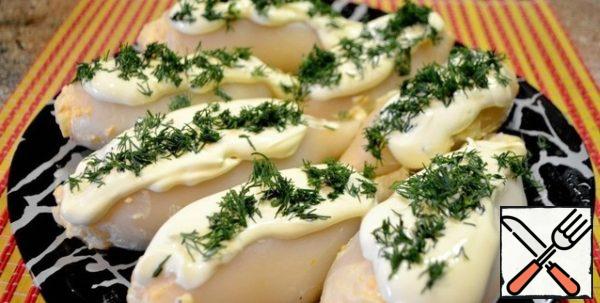 When serving, garnish the squid with mayonnaise and lemon juice and sprinkle with herbs.
