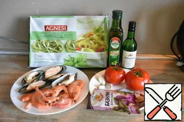 Prepare the ingredients-boil and peel the shrimp, wash the mussels from the sand.