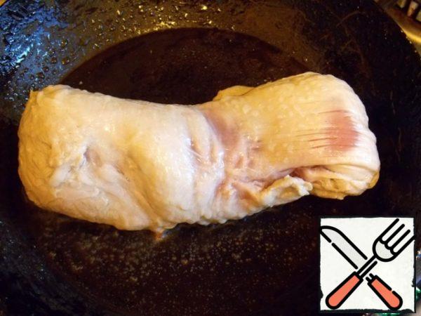 Pour oil into a frying pan, heat and fry the washed and dried tenderloin from all sides until golden brown. Remove from the mold and set aside.
