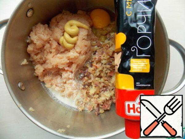 Add the contents of the frying pan, mustard with honey, egg, cream, salt, pepper to the chicken minced meat and mix. If you want brighter colors, then add a little turmeric, and the terrine will get the color of the sun.
