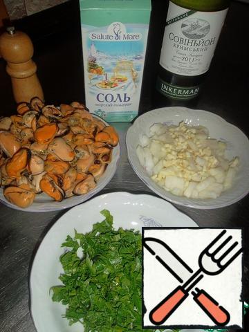Thawed mussels and thoroughly washed (if necessary - clean). Onions and garlic clean and cut into small cubes. Finely chop the greens.