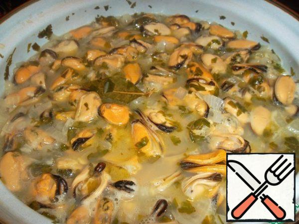 Toss the mussels, wait until the wine "let bubbles" (in the sense-will begin to boil), mix, add salt, pepper, cover with a lid and leave on the fire for exactly 10 minutes.