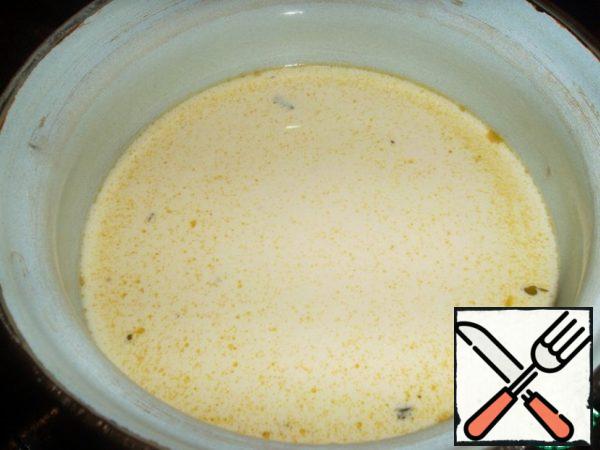 Pour the sauce into a small saucepan (leave the mussels to ripen under the lid), add cream and boil a little. It should not be thick - something like very liquid sour cream.
