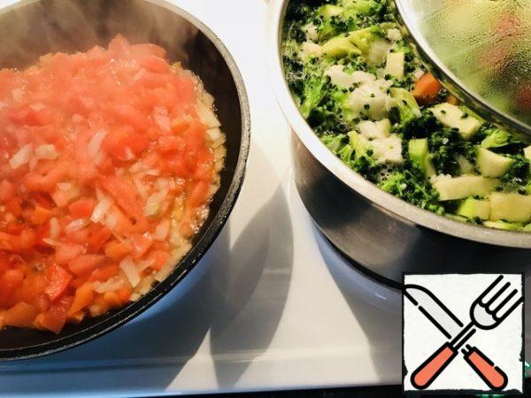 Vegetables in a saucepan boil for 15 minutes, add the fried vegetables,
still boiling on slow heat for 15 minutes.
Add salt to your taste, add Vegeta finely chopped herbs.