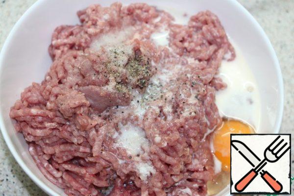Add salt, pepper, egg, cream to the turkey mince and mix the minced meat thoroughly.