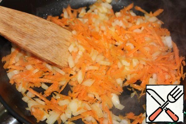 Onion and garlic chop, carrots to rub. Dissolve the melted butter in a pan, then vegetables until soft. Allow the vegetables to cool slightly.     