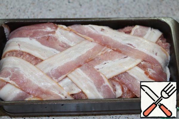 Cover with bacon slices. Put the mold on a baking sheet, pour water on the bottom of it. And cook in a preheated 180 degree oven for 1.5 hours. Let the terrine cool down a little, put the oppression on top and put it in the refrigerator until it cools down completely.