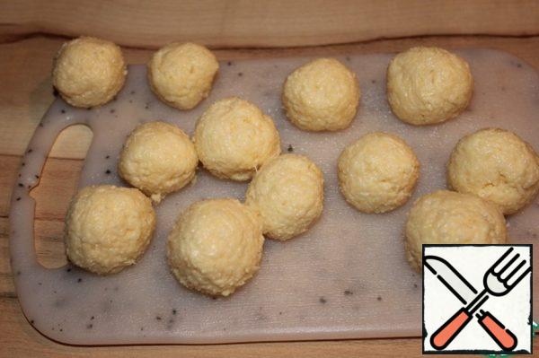 From the cheese mass to make balls.