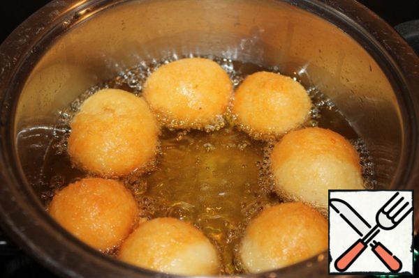 In the heated oil over medium heat, bake the balls until Golden brown.