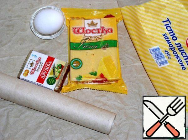 Prepare the products, cover with parchment and a baking sheet. Spread a little vegetable oil on a baking sheet and cover with parchment.
Puff pastry thaws well.
