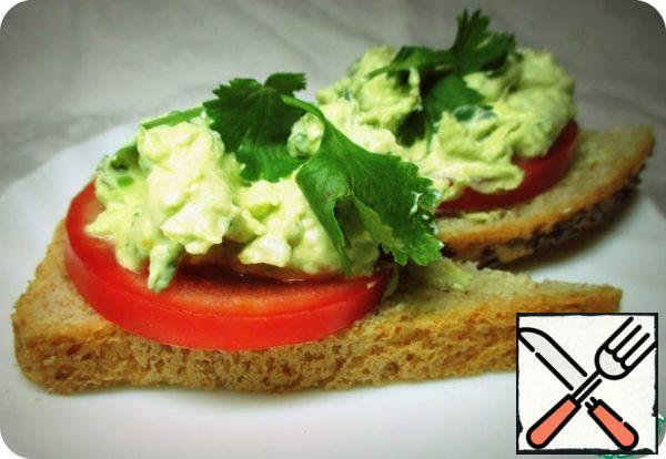 Cut the tomato into slices 0.5-0.7 cm thick. Put a slice of tomato on slices of bread (I have wheat), put the avocado filling on top and decorate separately with coriander leaves.
That's it! A fresh, juicy and healthy snack is ready!