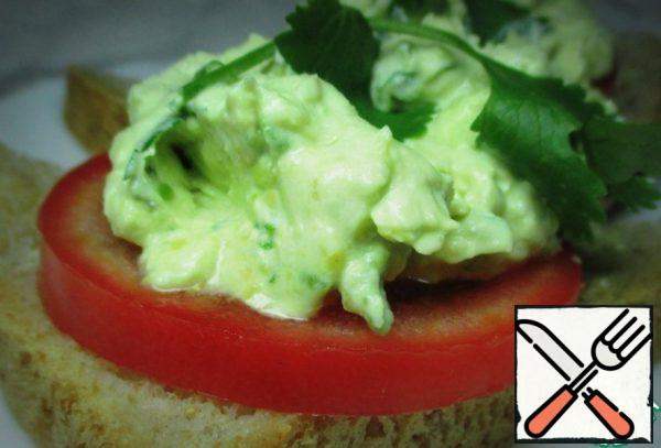 Eat immediately so that the tomato does not soak the bread))
Enjoy your meal!