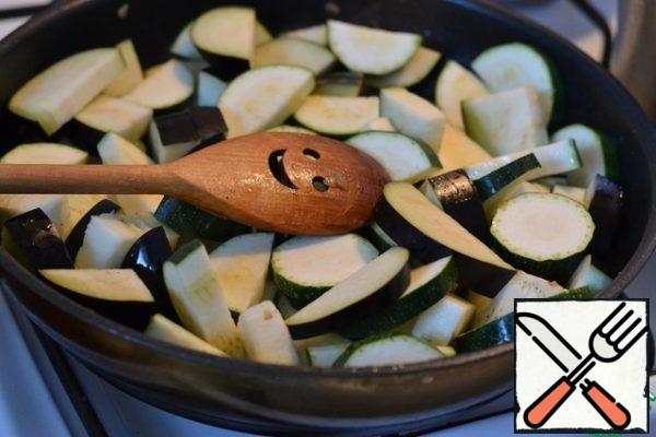 Cut the eggplant and zucchini into large pieces.
Heat 2 tablespoons of sunflower oil in a frying pan and fry the vegetables over high heat.
We put the fried vegetables in a separate bowl.
