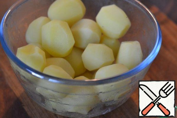 Peel the potatoes and boil in salted water for 5 minutes after boiling.
Drain the water.