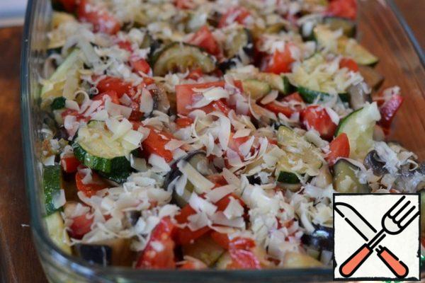 Tomatoes cut into large pieces and expose them to the vegetables across the surface.
Sprinkle with grated cheese on top.
Bake in a preheated oven at 180 degrees for 25 minutes.