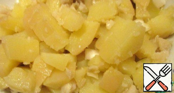 Boil the potatoes in a uniform, cool and cut into small cubes.
