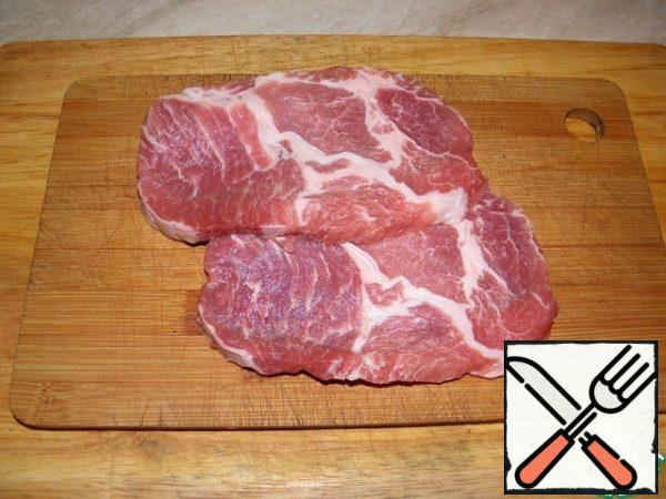 Rinse the pork neck and dry well, then cut into slices of chops. Can be slightly repelled, but not strongly!
