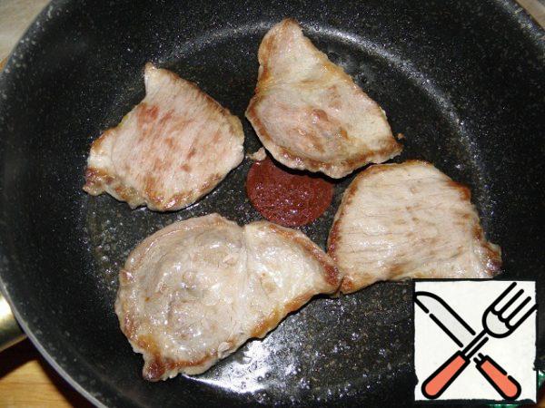 Heat well in a frying pan a little vegetable oil and immediately put the meat, do not salt, do not pepper yet! Fry for 2-3 minutes on each side, the meat should grab the crust to the inside were all the juices.