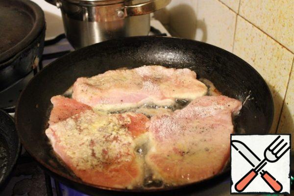 Heat the vegetable oil in a frying pan.
Pan turkey steaks in flour, dip in egg and put in a frying pan. Fry on both sides until golden brown (about 3 minutes on each side).
