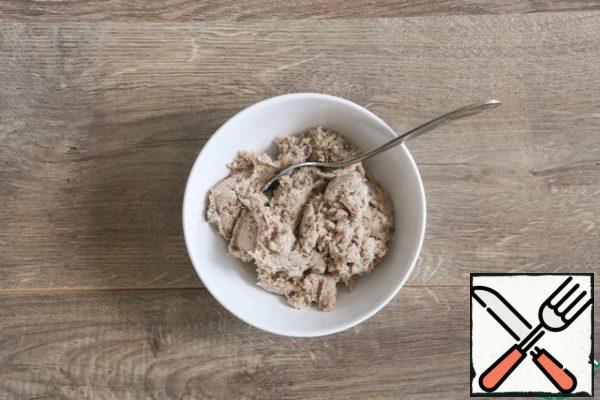 Separate cold and hot smoked mackerel fillets from bones and skin. Chop very finely with a heavy knife or blender.
