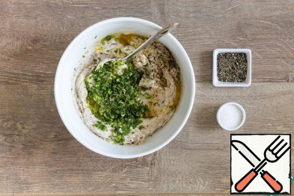 Add finely chopped green onions and pepper, mix, cover with a film. Put the snack in the refrigerator for at least 2 hours.
