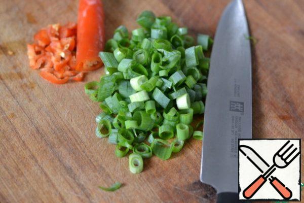 Finely chop the chili pepper and green onion.
add to the mushrooms and leave for half an hour.