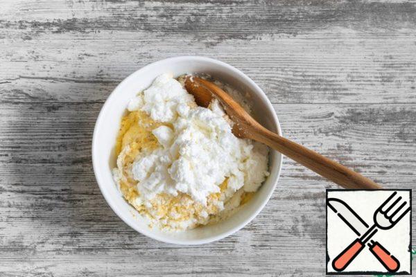 In three steps, stirring with a spatula from the bottom up, stir the proteins into the cheese and potato mass. Spread out on the prepared forms and put in the oven. Bake until Golden brown, 20-25 min. 