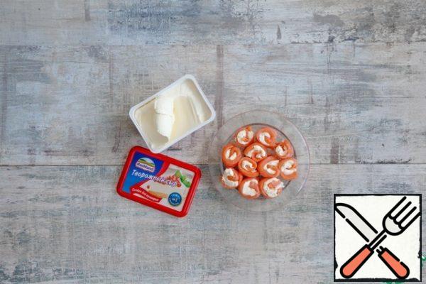 Brush each salmon slice with a thick layer of cottage cheese, pepper generously and roll the slices into a roll. If the rolls are too wide, thin, with a sharp knife, moisten it in hot water, cut them into 2-3 parts.
