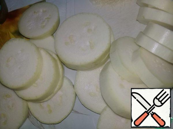 Cut the zucchini into slices, do not salt.
