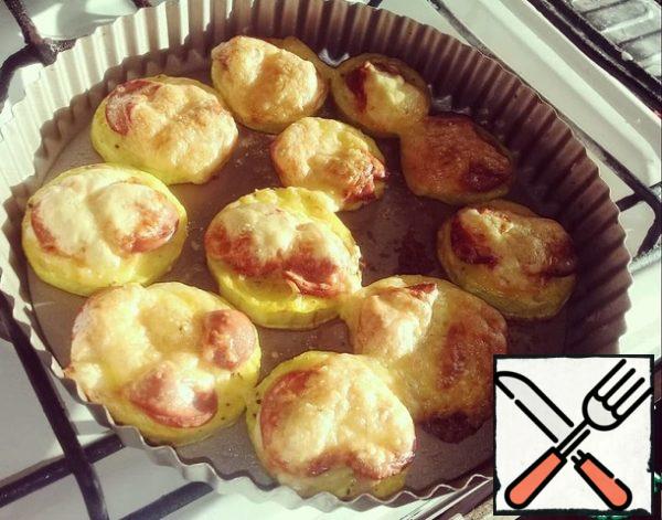 Put the sliced sausage, mayonnaise mixed with garlic and cheese on top.
We put everything in the oven for 20-30 minutes. Temperature 170-180 gr.
I don't have a temperature sensor, I cook on high heat, as soon as I see what is fried, I reduce it so that a crust appears.
It turns out very tasty and juicy.