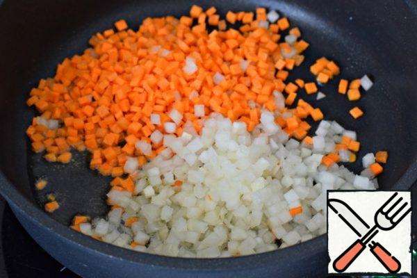 Carrots and onions cut into small cubes and fry vegetables in vegetable oil for 3-4 minutes, stirring. (fire active)