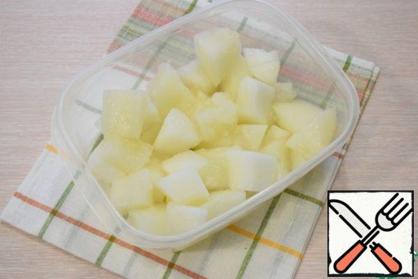 Melon cut into cubes and put in the freezer for 1-1.5 hours. Frozen melon very well whipped into a smooth, delicate mass.