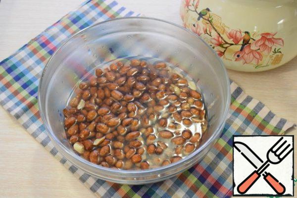 Pour boiling water over the peanuts and leave for 3-5 minutes.