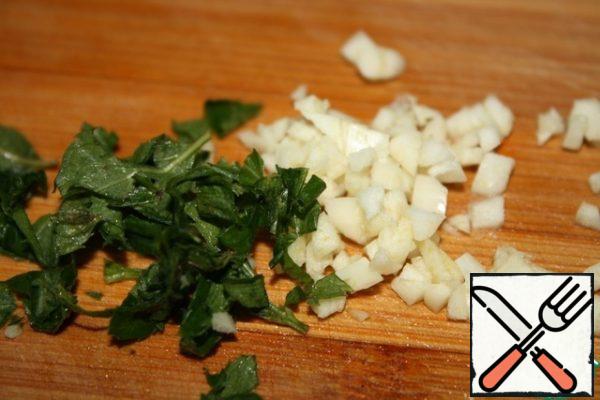 Finely chop the garlic and mint.
Mint on prescription take and fresh and cool, but I decided limiting itself to only fresh.