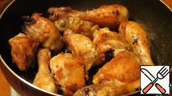 To begin, divide the chicken into convenient small pieces. If desired, you can take the fillet. Pour a little oil in a pan, heat it and fry the chicken until tender. Nothing salt