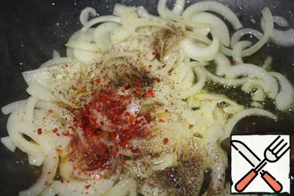 Heat the oil and fry the onion with the addition of pepper.
Fry for about 5 minutes.
