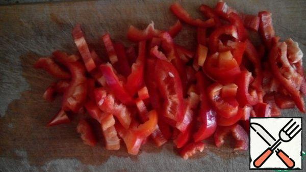 Cut the salad pepper into strips.