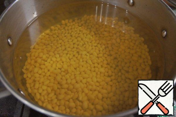 With beans drain the water, fill with fresh cold water, bring to a boil and drain again. Then pour the beans with the vegetable stock and leave to cook for about 1 hour.