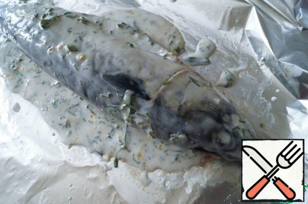 Gut the fish and rinse thoroughly. Grate with salt and marinade. Wrap in foil and leave for 1 hour.