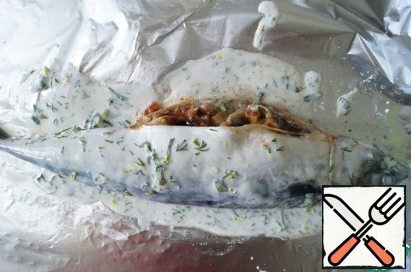 Fill the fish with cooked vegetables and again liberally lubricate with marinade sauce. Wrap in foil and bake until ready (about 40-50 minutes) for 5 minutes until ready to deploy foil, sprinkle the fish with grated cheese and bake until Golden brown.