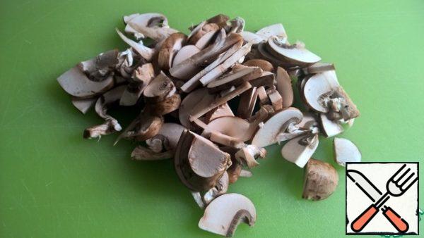 Cut the mushrooms into thin slices (2-3 mm) so that they are salted faster. First cut in half, and then each half into slices.

