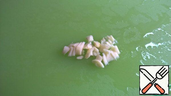 Peel and chop the garlic.
