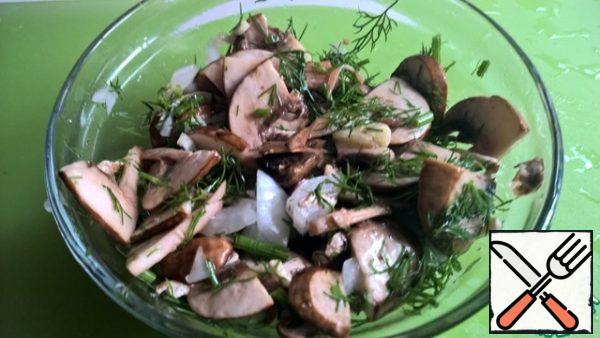 Cut mushrooms spread in a bowl, sprinkle with salt and gently mix with your fingertips. It is important not to overdo it with salt, but not to pour enough - mushrooms should start to give juice. So try to taste and adjust if necessary.Then add to the bowl dill, garlic and onion, add sugar and lemon juice, pour vegetable oil (it will absorb the flavors of dill, onion and garlic and pass them to the mushrooms) and mix again.Allow to stand for 10 minutes - 15.